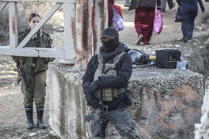 Archivo - Arquivo - 27 de novembro de 2024, Nablus, Cisjordânia, Palestina: Soldados israelenses guardam o portão enquanto os agricultores palestinos esperam que o exército de ocupação israelense abra o portão do assentamento israelense de Elon Moreh para