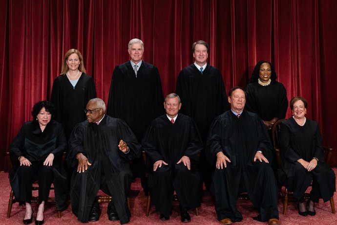 Archivo - 7 de outubro de 2022, Washington, Distrito de Columbia, EUA: Juízes da Suprema Corte dos Estados Unidos durante uma fotografia formal de grupo na Suprema Corte em Washington, DC, EUA, na sexta-feira, 7 de outubro de 2022. Sentados a partir da es