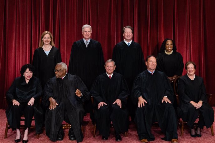 Archivo - October 7, 2022, Washington, District of Columbia, USA: Justices of the United States Supreme Court during a formal group photograph at the Supreme Court in Washington, DC, US, on Friday, Oct. 7, 2022. Seated from left: Associate Justice Sonia S