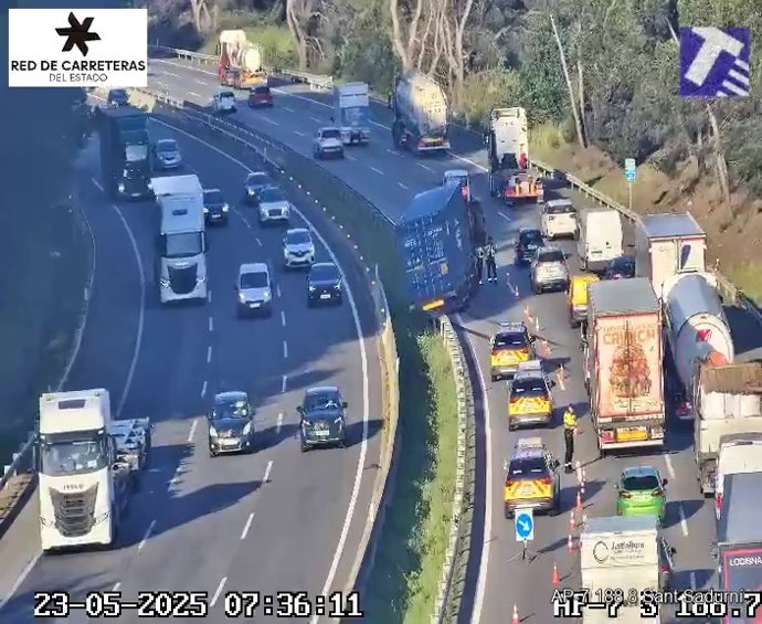 Un carril cortado en la AP-7 en Subirats (Barcelona) por un camión accidentado