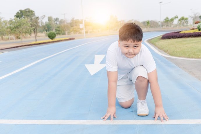 Archivo - Fit and confident boy in starting position ready for running
