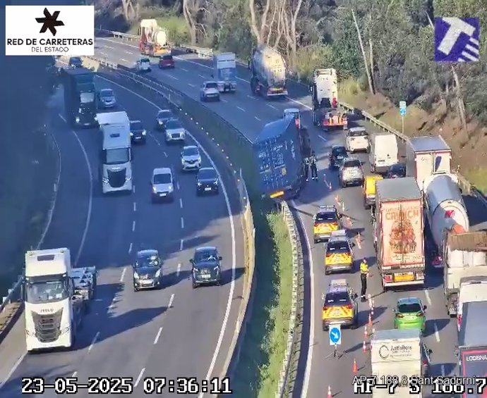 Un carril tallat a l'AP-7 a Subirats (Barcelona) per un camió accidentat