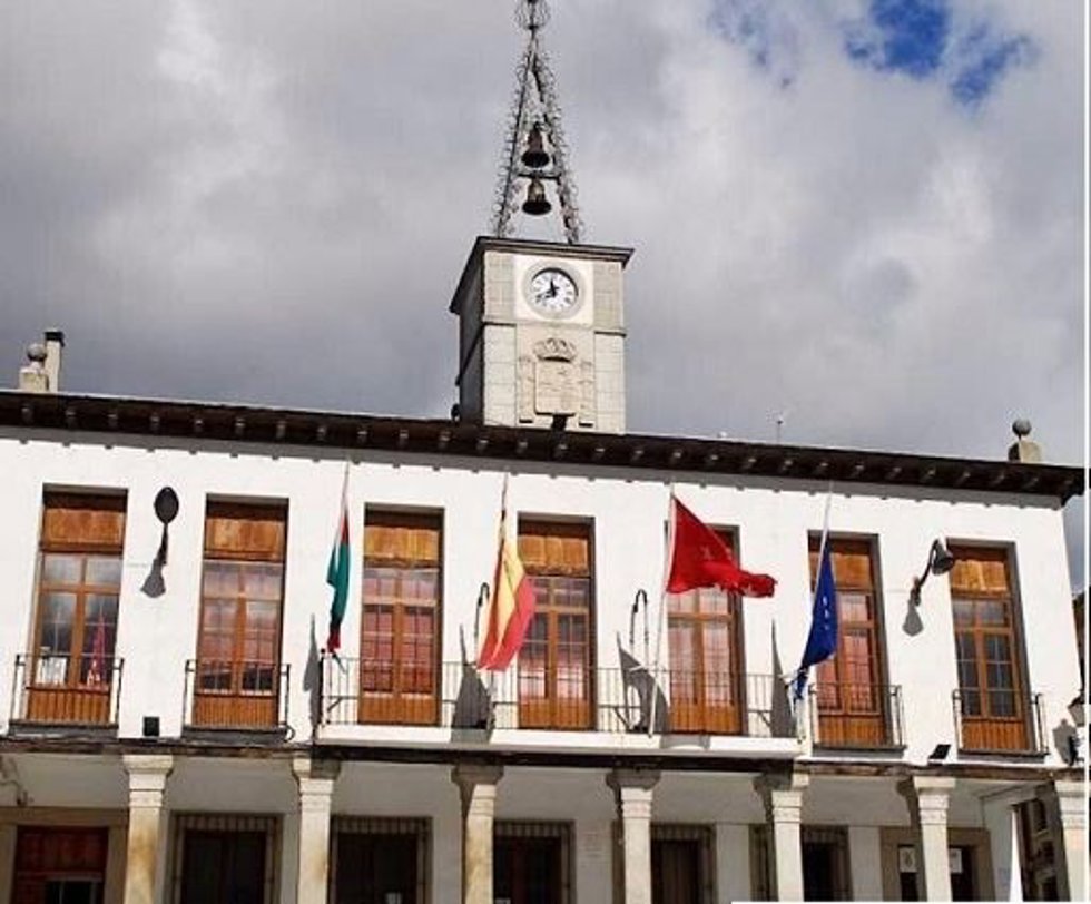 Archivo - Fachada del Ayuntamiento de Mirafloes de la Sierra