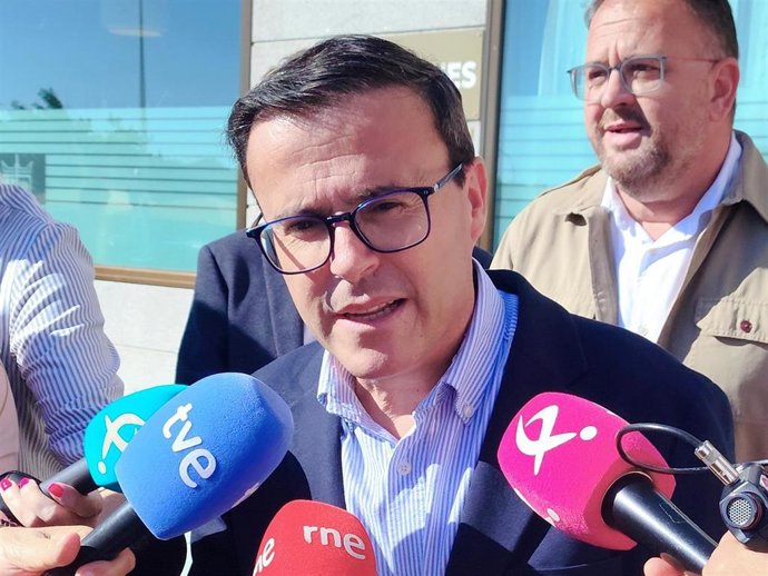 El secretario general del PSOE de Extremadura, Miguel Ángel Gallardo, atiende a los medios de comunicación.