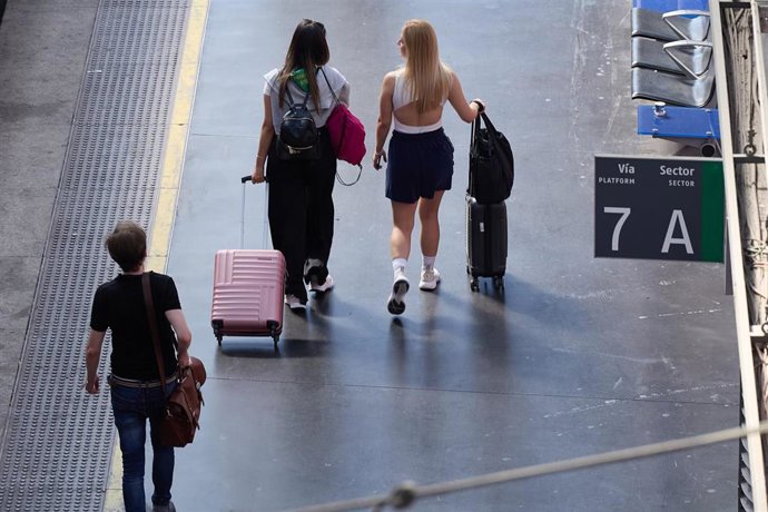 Archivo - Varias personas con maletas