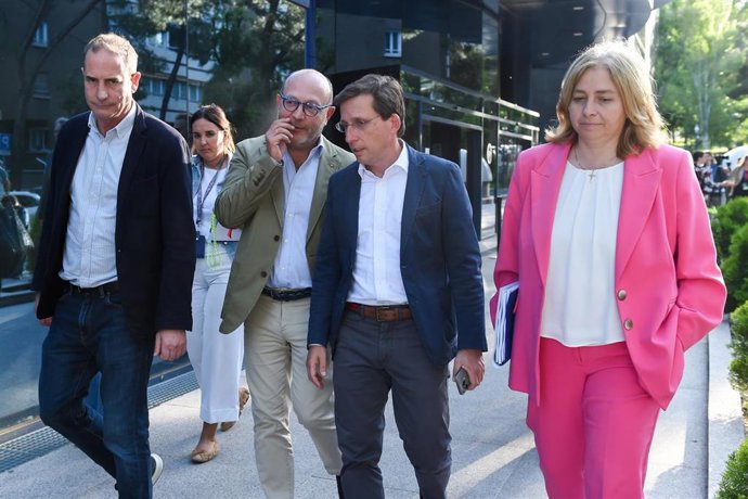El alcalde de Madrid, José Luis Martínez-Almeida (c), a su salida tras una reunión con el presidente de Aena, Maurici Lucena, en la Sede de AENA 