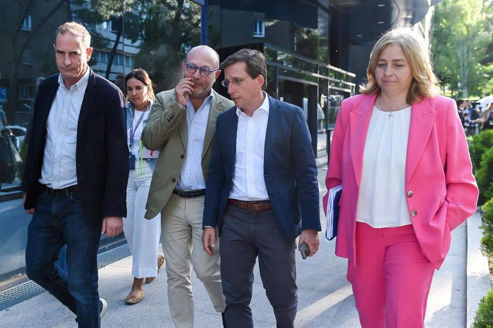 El alcalde de Madrid, José Luis Martínez-Almeida (c), a su salida tras una reunión con el presidente de Aena, Maurici Lucena, en la Sede de AENA 