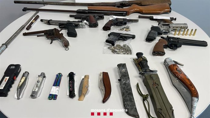 Armas localizadas en la entrada y registro