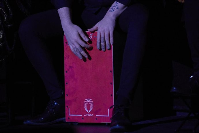 Archivo - Un músico toca el cajón en el tablao flamenco en una imagen de archivo 