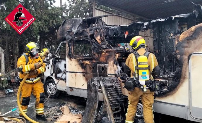 Incendio en un aparcamiento de autocaravanas en Sant Joan d'Alacant