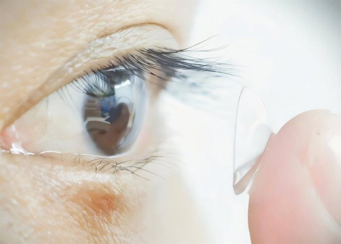Participante do estudo inserindo lentes de contato