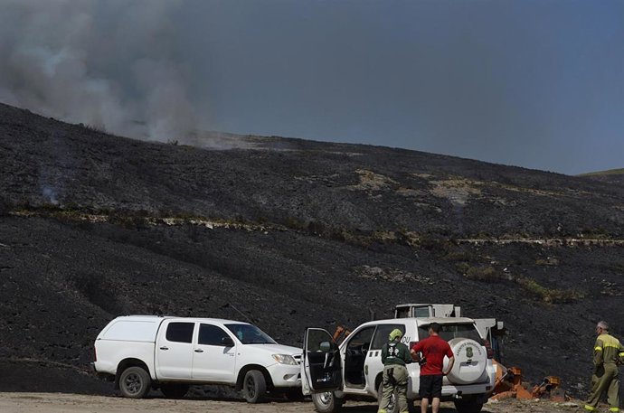 Archivo - Agentes forestales en el incendio forestal en la Serra do Leboreiro, en el parque natural de Baixa Limia e Serra do Xurés, a 26 de agosto de 2022, en Serra do Xurés, Ourense, Galicia (España). La superficie afectada por el incendio declarado en 
