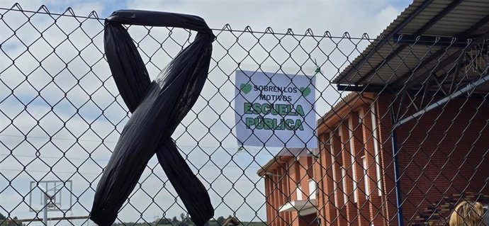 Carteles de protesta en un colegio público asturiano.