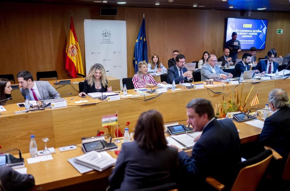 La secretaria de Estado de Economía Social, Amparo Merino (3i), la vicepresidenta segunda del Gobierno y ministra de Trabajo y Economía Social, Yolanda Díaz (4i), y el secretario de Estado de Trabajo, Joaquín Pérez Rey (4d), durante la LXXXVI Conferenci