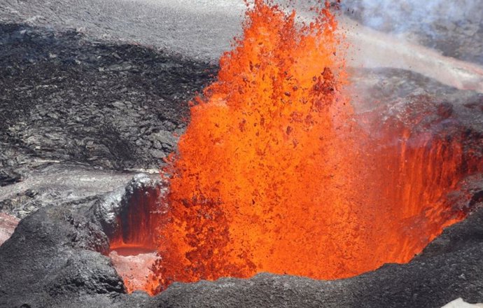 Pesquisadores encontraram pequenos traços do metal precioso rutênio com uma composição isotópica anômala em lavas do Havaí.