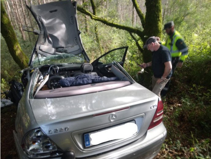 Evacuado un conductor tras caer por un terraplén en Melide (A Coruña)