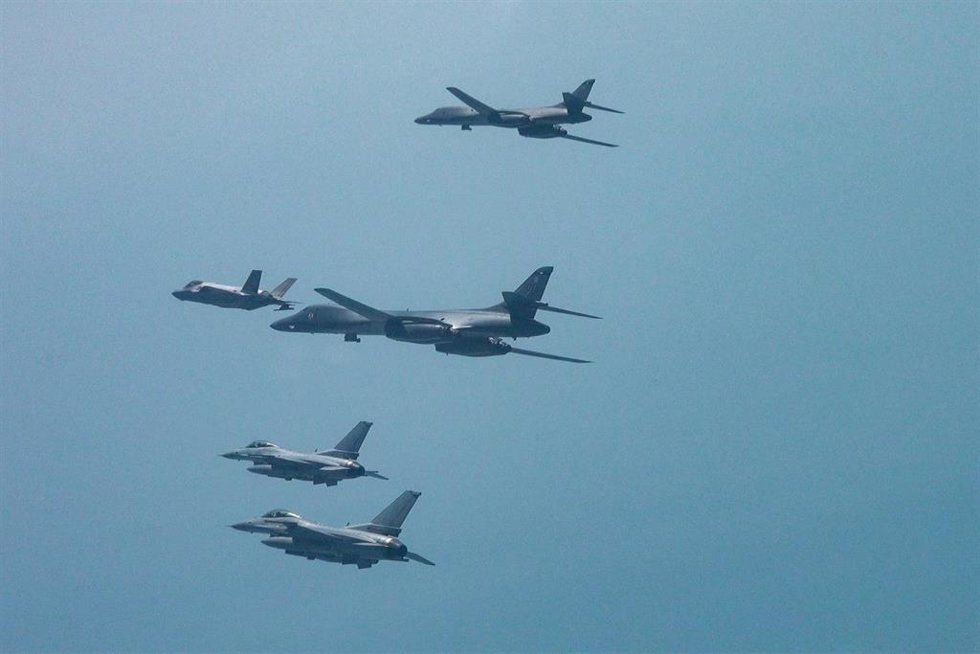 Archivo - Despliegue de bombarderos B-1B durante unas maniobras militares conjuntas de Corea del Sur y Estados Unidos