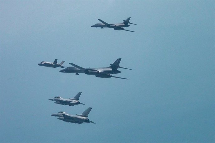 Archivo - Arquivo - Implantação de bombardeiros B-1B durante um exercício militar conjunto da Coreia do Sul e dos EUA.