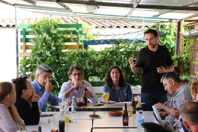 Los secretarios generales de la ASP, Iago Negueruela, y de la FSM, Amanda Fernández, en una reunión con vecinos.