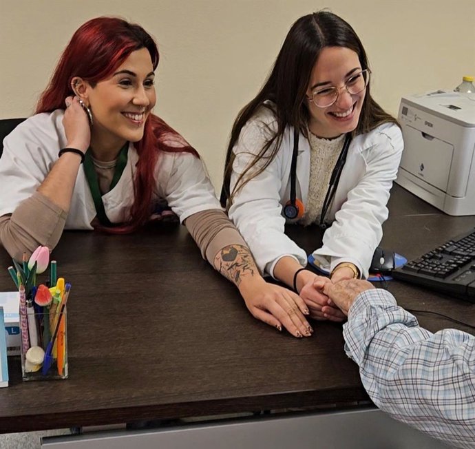 Equipo médico de oncogeriatría formado por la enfermera Jara Escribano Latorre y la doctora Alejandra Cespedes Diego.