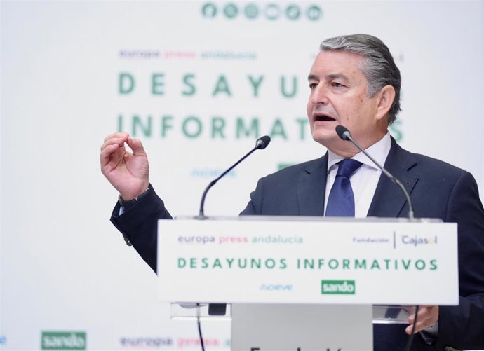 Antonio Sanz, este viernes, durante la presentación del alcalde de Sevilla, José Luis Sanz, con motivo de su participación en los desayunos informativos de Europa Press Andalucía, en Sevilla