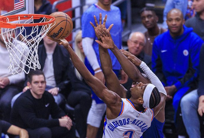 Archivo - 16 January 2024, US, Los Angeles: Oklahoma City Thunder player Shai Gilgeous-Alexander (L) scores during the NBA basketball match between Oklahoma City Thunder and Los Angeles Clippers at Crypto.com Arena. Photo: Ariana Ruiz/PI via ZUMA Press Wi