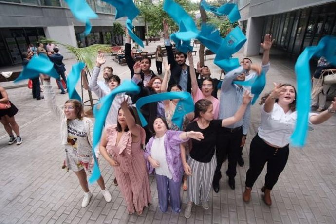 Jóvenes con discapacidad intelectual se gradúan por la Universidad de Sevilla en un curso de formación para el empleo.