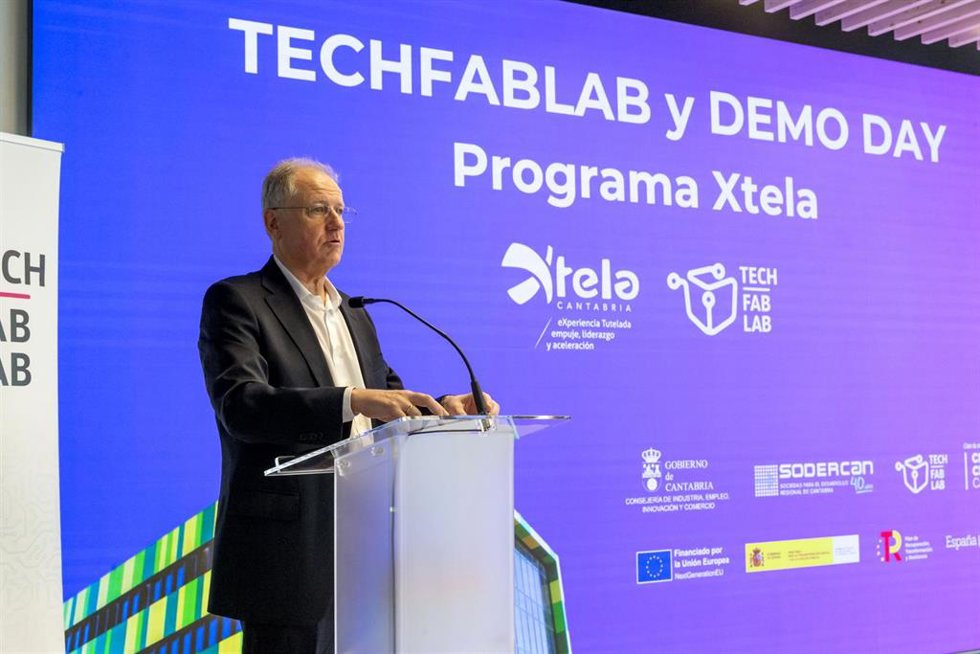 El consejero de Industria, Empleo, Innovación y Comercio, Eduardo Arasti, presenta el proyecto Tech FabLab en foto de archivo