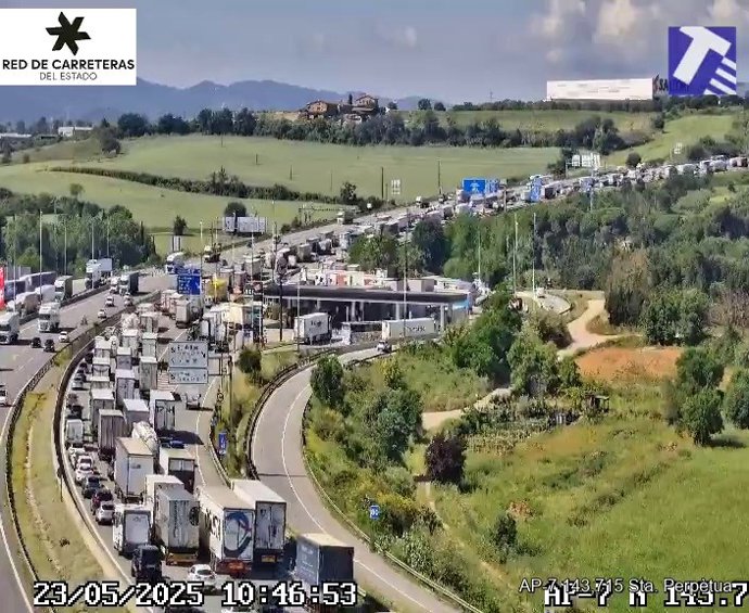 Retenciones en la AP-7 en Santa Perpètua de Mogoda (Barcelona)