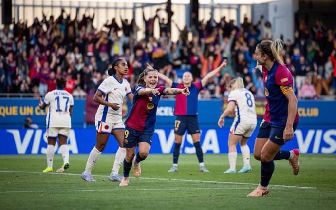 Claudia Pina y Alexia Putellas celebran un gol del Barça Femení en el partido contra el Chelsea, en la ida de las semifinales de la Champions Femenina, en el Estadi Johan Cruyff