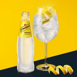 Archivo - Botella de tónica Schweppes