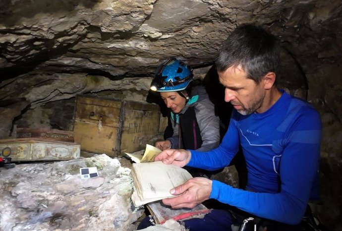 Cultura recupera los documentos y enseres de la cueva refugio de la Brigada Machado en Liébana
