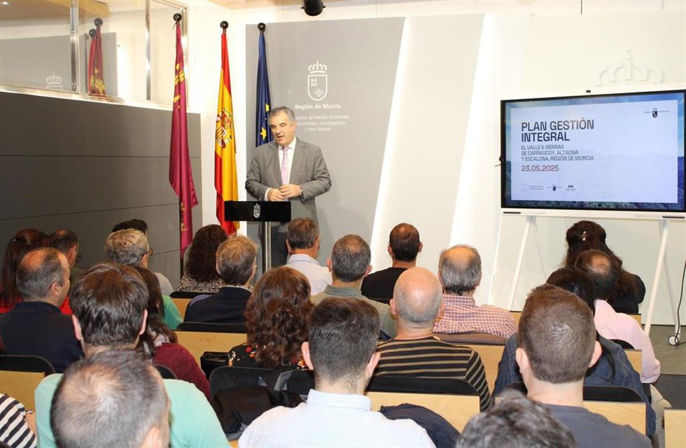 El consejero de Medio Ambiente, Universidades, Investigación y Mar Menor, Juan María Vázquez, durante la inauguración de la jornada de Espacios y Especies, sobre el Plan de Gestión Integral de las sierras de Carrascoy, El Valle, Altaona y Escalona