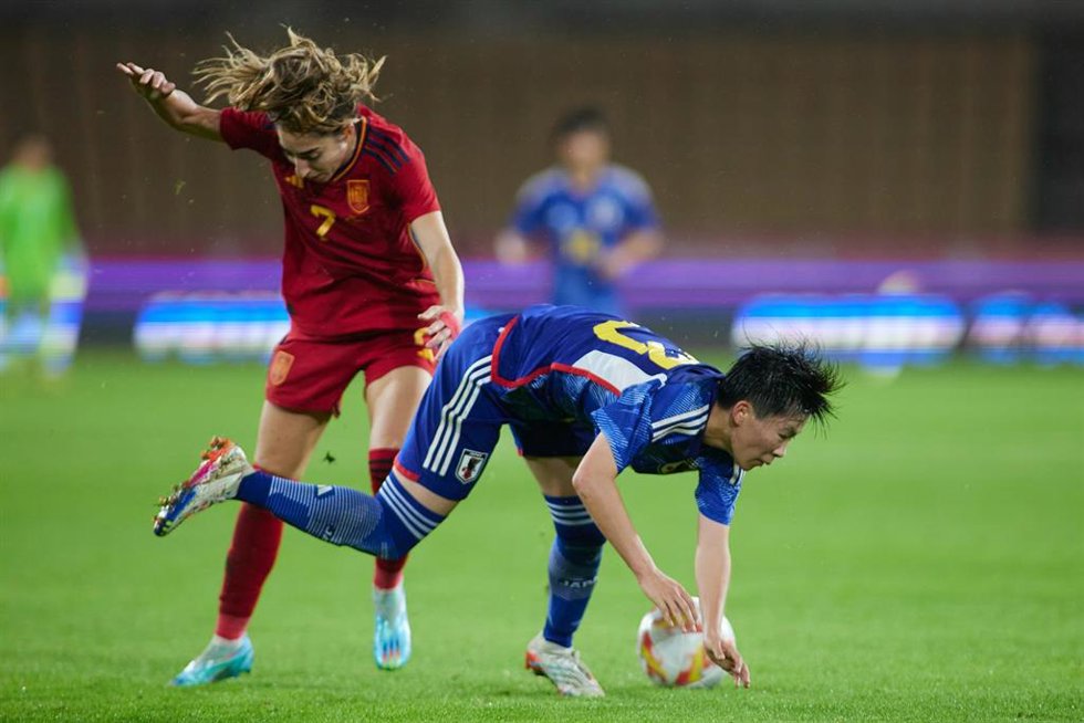 Archivo - Olga Carmona y Aoba Fujino durante el amistoso España-Japón de 2022 en La Cartuja
