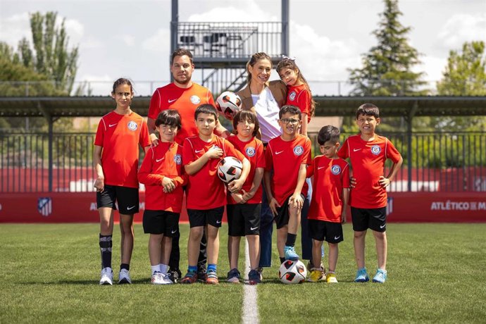 Carla Pereyra junto a los niños protagonistas de la campaña contra la epilepsia