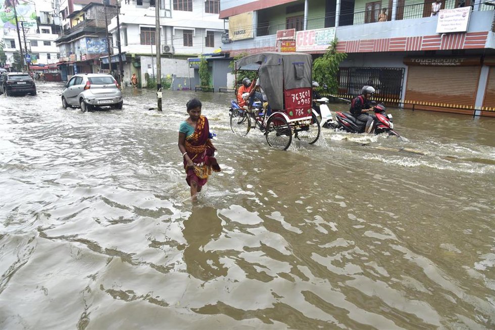 Una calle inundada en la ciudad de Guwahati a causa de las fuertes lluvias en India (archivo)