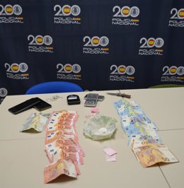 Elementos incautados en una operación en un pub de Irun por venta de cocaína