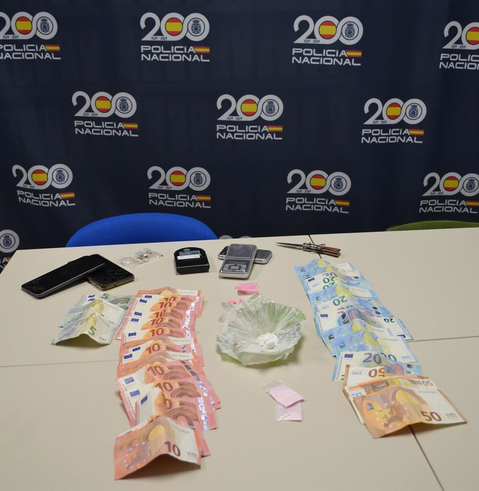 Elementos incautados en una operación en un pub de Irun por venta de cocaína