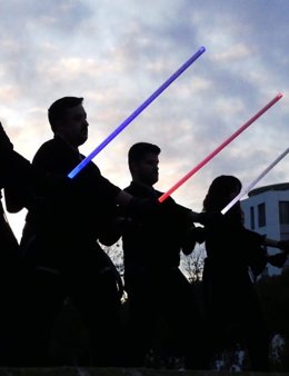 VALÈNCIA ES CONVERTIX EN LA CAPITAL GALÀCTICA: OWN PORTA EL MAJOR ESPECTACLE DE COMBATS DE SABRE DE LLUM PÚBLIC