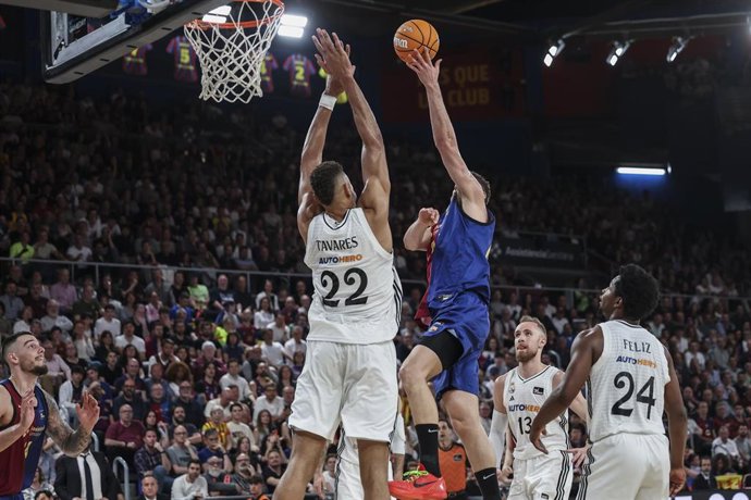 Archivo - Walter Tavares intenta taponar a Joel Parra en el Barça-Real Madrid de la Liga Endesa 24-25