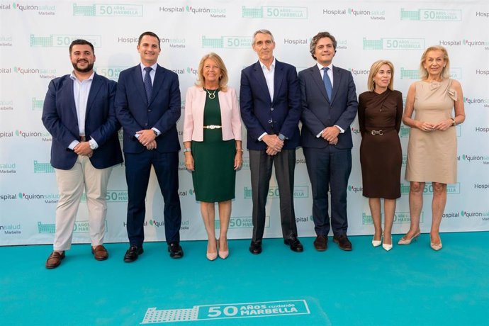Gonzalo Bartolomé, director territorial de Quirónsalud Andalucía; José Carlos Mellado, director gerente de Quirónsalud Marbella; Ángeles Muños, alcaldesa de Marbella; y María Francisca Caracuel, entre otros asistentes al acto de conmemoración.