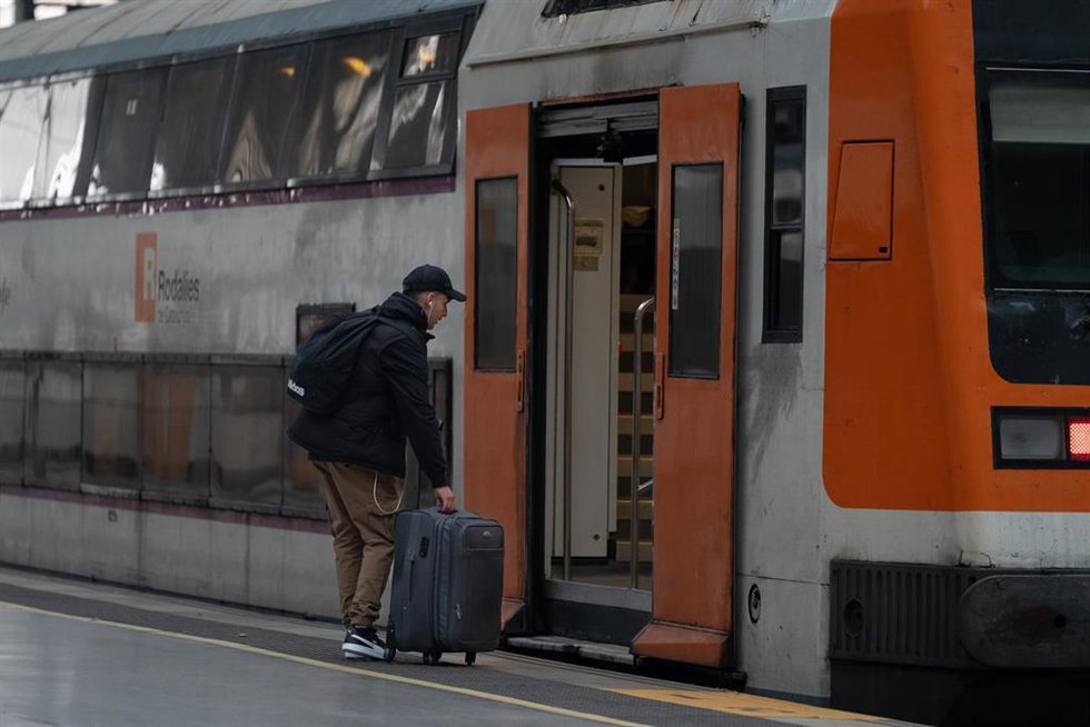 Archivo - Una persona en la estación de Francia, donde opera Rodalies (Archivo)