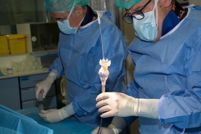 El HUCA es uno de los tres hospitales españoles que implantan una innovadora válvula cardiaca.
