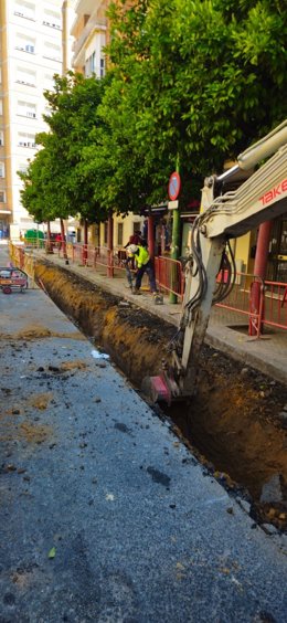 Endesa inicia un plan de refuerzo de sus redes de baja tensión con 500 metros de nuevo cableado en el barrio de Bami (Sevilla).