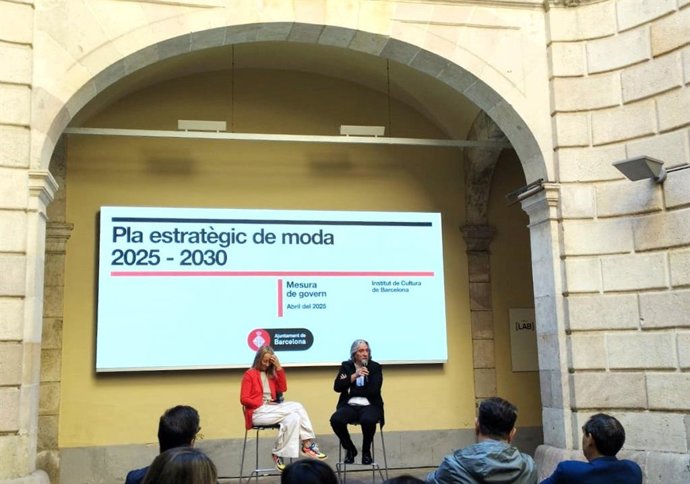 La directora del Disseny Hub Barcelona, Mireia Escobar. Y el concejal de Cultura, Xavier Marcé