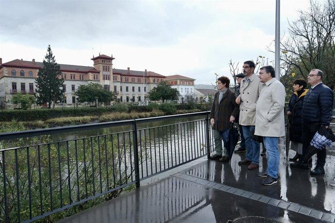 Archivo - Arzallus junto al alcalde de San Sebastián, Eneko Goia, y el presidente del EBB del PNV, Aitor Esteban, contemplan los cuarteles de Loiola.