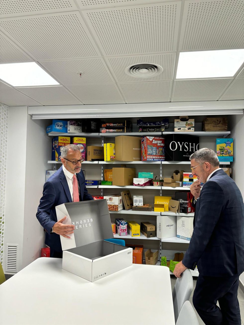 El conseller de Empresa y Trabajo de la Generalitat, Miquel Smper, visita la fábrica de Saica Pack en L'Aldea (Tarragona)