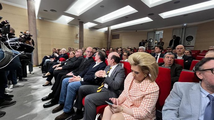 El consejero de Sanidad, Alejandro Vázquez, con el rector de la UBU, José Miguel García (en el centro de las butacas) con las autoridades de la Gerencia de Salud y de la ciudad.