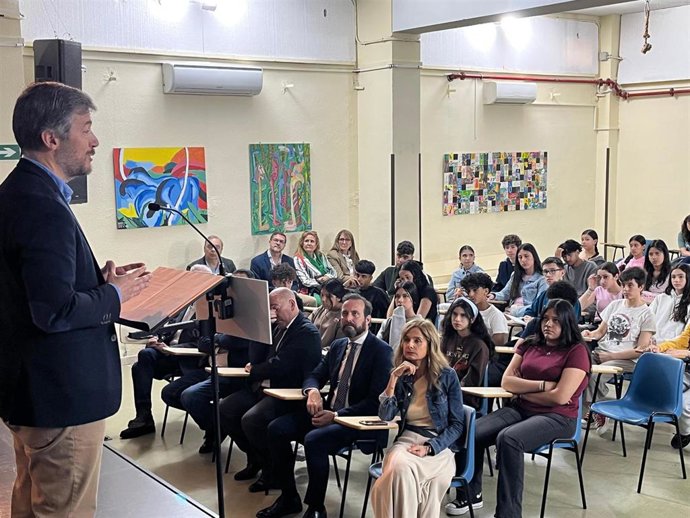 El consejero de Presidencia, Justicia y Administración Local, Miguel Ángel García Martín, durante una charla en un instituto madrileño.