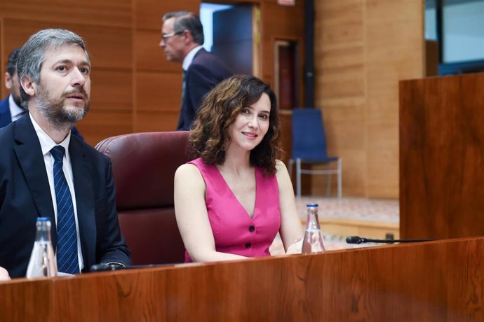 El consejero de Presidencia, Justicia y Administración Local, Miguel Ángel García, y la presidenta de la Comunidad de Madrid, Isabel Díaz Ayuso, durante un pleno de la Asamblea de Madrid